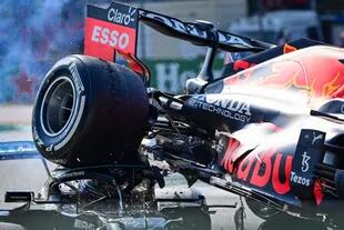 El espectacular accidente entre Lewis Hamilton y Max Verstappen en el Gran Premio de Italia, en el autódromo de Monza. Los comisarios castigaron al neerlandés con la pérdida de tres puestos en la grilla del Gran Premio de Rusia