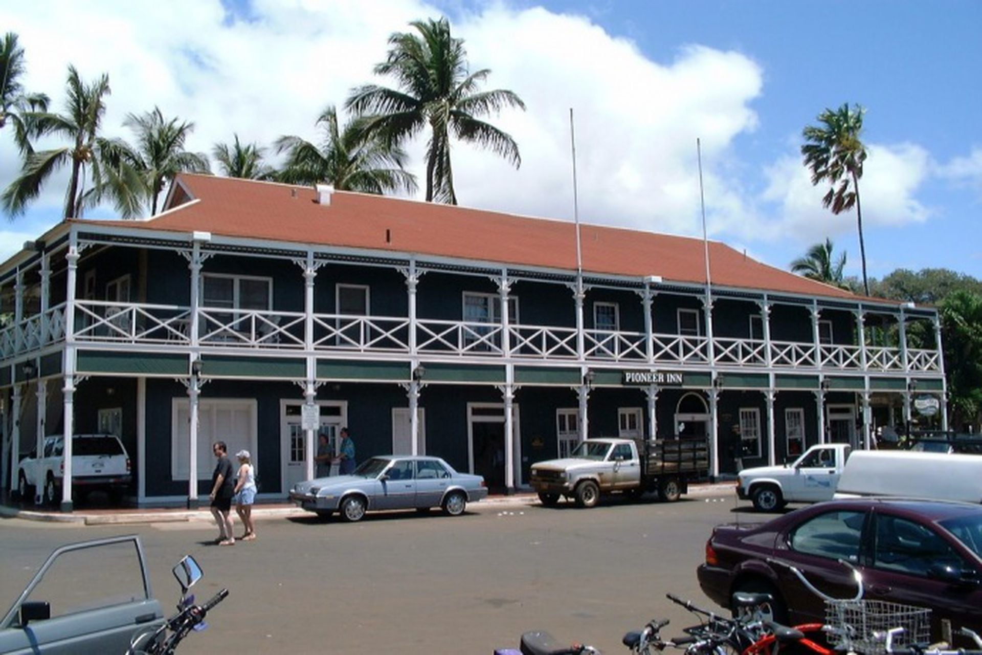 El hotel Pioneer Inn. Guillermo Vilas y Carolina de Mónaco, 1982, en Maui, Hawái