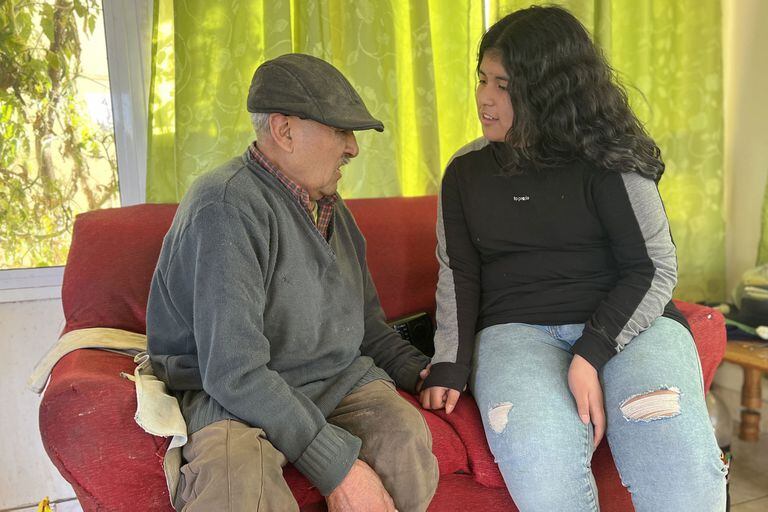 Honorio Marifilo tiene 83 años y es el abuelo de Fiore. No ve y casi no escucha. Fiore lo va a visitar cada vez que puede y le habla gritando para que él la escuche