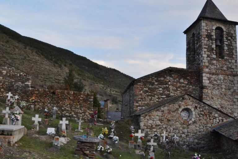 Iglesia y cementerio de Sant Sadurní (Meranges, Girona)