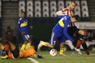 Gol de Exequiel Zeballos para Boca ante Barracas Central, tras una asistencia de Villa