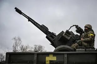 Un soldado ucraniano mantiene su posición sentado en un cañón antiaéreo ZU-23-2 en una línea del frente, al noreste de Kiev el 3 de marzo de 2022.