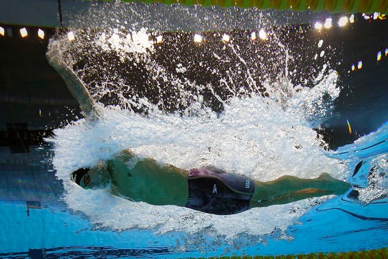 Caeleb Dressel nada hacia su tercera medalla dorada en los Juegos Olímpicos Tokio 2020, la de 100 metros mariposa.