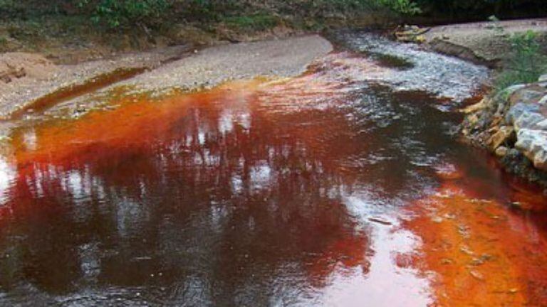 Cómo el agua cianurada se ve en un derrame ocurrido en EE.UU. el año pasado