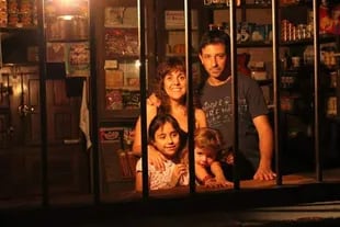 Pedro Toso y su familia en la pulpería que antes llevaron su padre y su tío, en Tapalqué