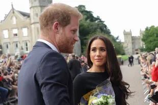 Meghan Markle con el Príncipe Harry frente al Castillo de Windsor, vivían en Gran Bretaña en ese momento.