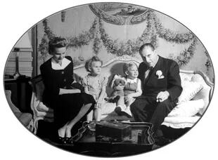 Fritz Mandl junto a su tercera mujer, Herta Wrany y sus dos hijos mayores, Pupe y Fritz, en su departamento de Palermo