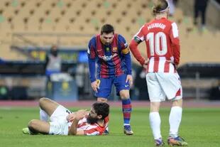 Messi se acerca a Asier Villibre luego de la jugada que terminó con su expulsión