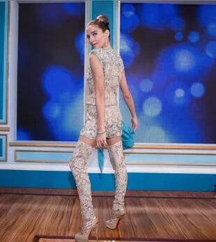 Las medias del vestido diseñado por Gino Bogani causaron impacto en el look e Juana Viale