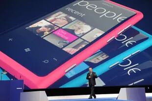 Stephen Elop, CEO de Nokia, en la presentación del Lumia 800, el primer smartphone con Windows Phone, en el evento anual de la compañía en Londres