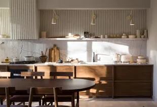 La luz, un diferencial de las unidades del proyecto inmobiliario, se luce en esta cocina rústica 
Foto: Mariana Milanesi