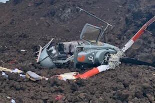 Un helicóptero volaba sobre una isla en Hawaii y se estrelló sobre un campo de lava