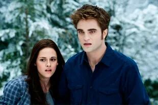 Bella (Kristen Stewart) y Edward (Robert Pattinson); protagonistas de Crepúsculo