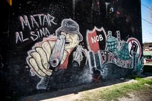 Las pintadas en las calles de Rosario que reivindican la violencia narco y los nexos con las barrabravas