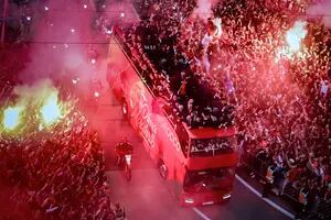 El recibimiento triunfal a la selección marroquí tras el Mundial: desfile ordenado y recepción del rey