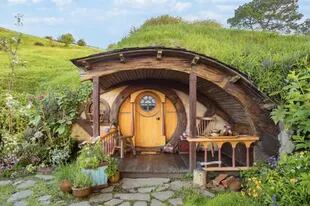 Los huéspedes tendrán acceso a 44 agujeros hobbit y un recorrido privado por la propiedad. 
