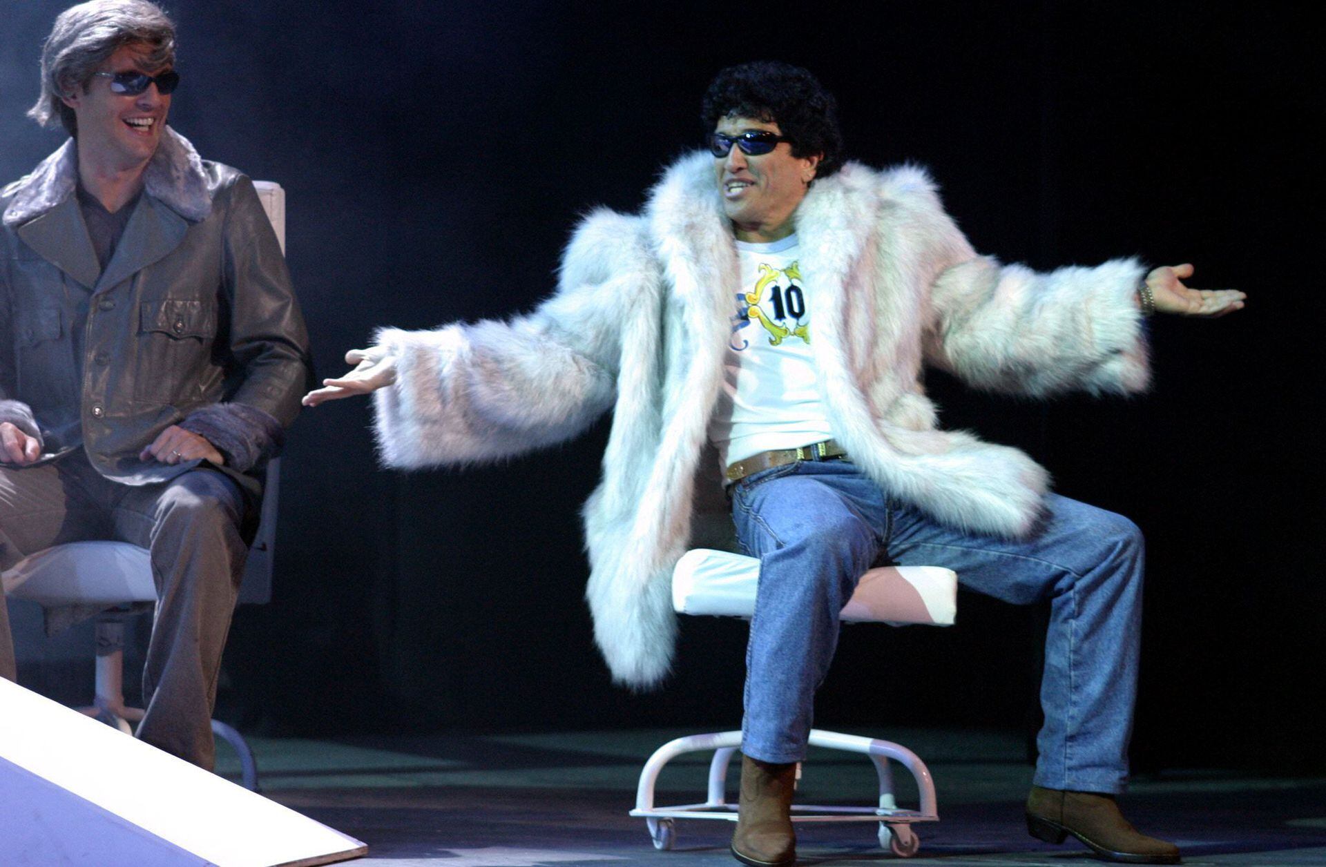 Emilio Bardi encarna a Diego Maradona adulto en el momento en el que firma su contrato con Barcelona. Fue en 2004, en un musical "estilo Broadway" llamado El diez, entre el cielo y el infierno.