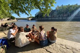 Un grupo de jóvenes a la orilla del Sena