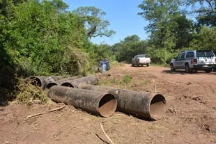 Caños recuperados del Gasoducto del Nordeste Argentino (GNA). La obra se anunció en 2003, debía terminarse en 2006 y todavía no está del todo lista. De cualquier forma, no podrá cumplir su objetivo principal, traer gas de Bolivia.