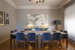 El azul –color favorito de Flor (es el que eligió para el logo de Falcon Properties)—domina el comedor. Las mesas fueron recicladas por Vanesa Gervasini, de Sin Almidón, que también se ocupó de las sillas. En la pared del fondo, un cuadro de la artista Mariana Sissia. En la pared de la izquierda, fotos de Mathias Mahling.