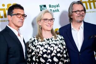 Meryl Streep muy bien acompañada, antes de entrar a una gala especial realizada en el festival de cine de Toronto