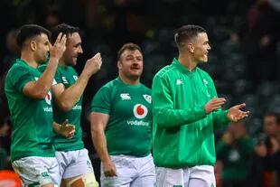 Los jugadores de Irlanda saludan a los hinchas que llegaron a Cardiff para alentarlos