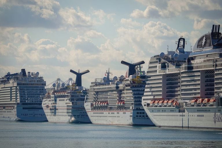 Cruceros varados, un símbolo de una industria que sufrió como pocas los efectos de la pandemia: el turismo