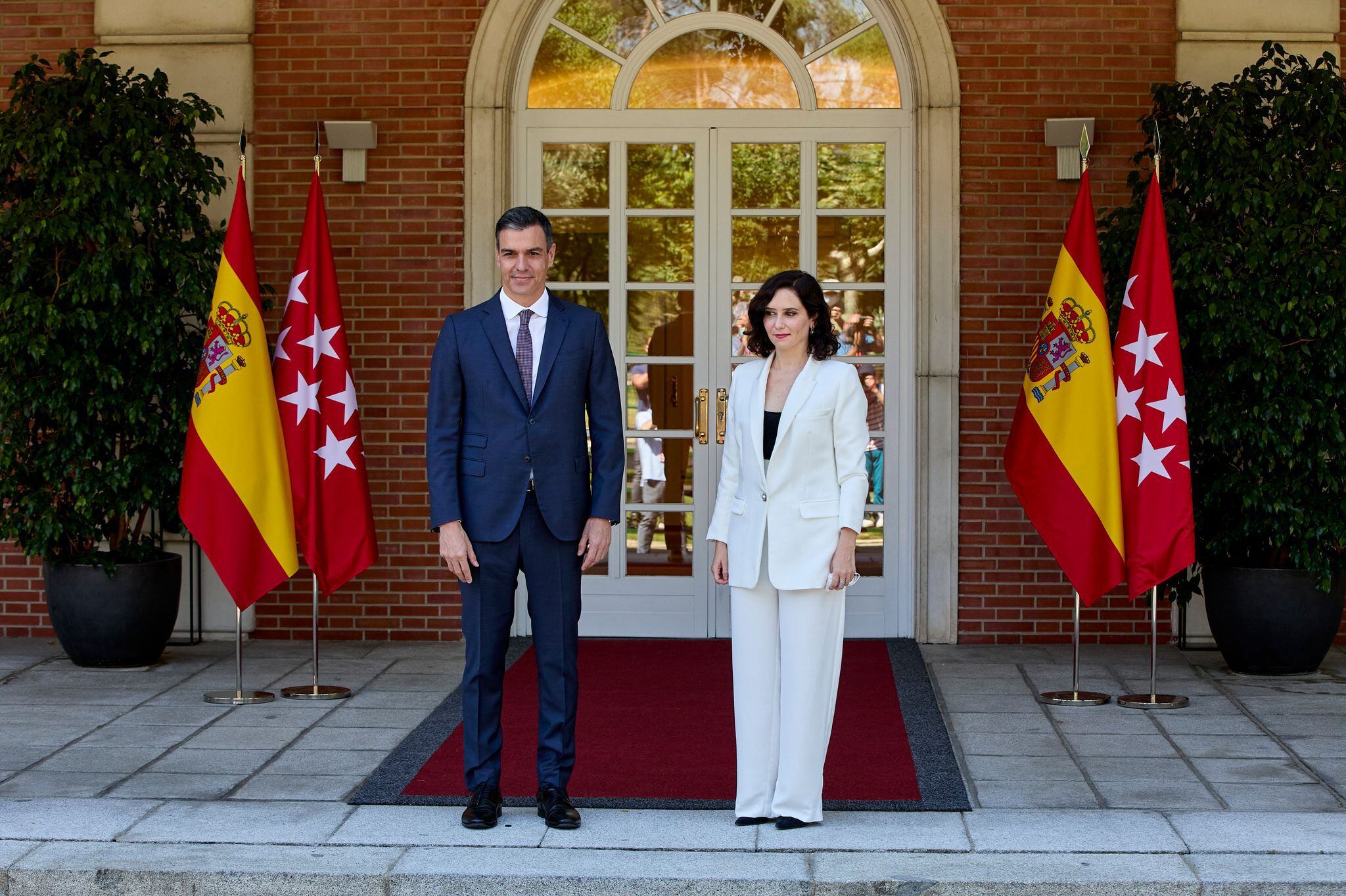 El presidente del Gobierno, Pedro Sánchez, recibe a la presidenta de la Comunidad de Madrid, Isabel Díaz Ayuso, a 9 de julio de 2021, en el Palacio de la Moncloa, Madrid.