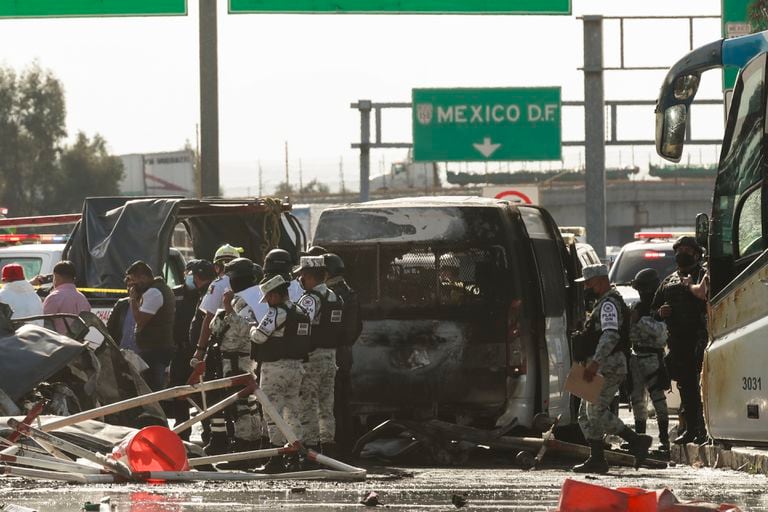 Rescatistas y bomberos trabajan en el lugar donde se registró un accidente fatal entre varios vehículos en Chalco, Estado de México, en las afueras de la capital mexicana, el sábado 6 de noviembre de 2021. (AP Foto)