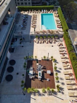 La piscina y terraza del Hilton Buenos Aires