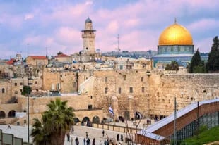 Jerusalén está situada en los montes de Judea, entre el mar Mediterráneo y la ribera norte del mar Muerto. Los israelíes la han erigido como capital del Estado de Israel. Jerusalén tiene un profundo significado religioso para el judaísmo, el cristianismo y el islam. La ciudad vieja de Jerusalén fue declarada Patrimonio de la Humanidad por la Unesco en 1981.