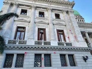 Los piedrazos y bombas de pintura rompieron ventanales y lámparas de la planta baja, el primer y segundo piso del Palacio Legislativo