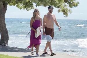 En medio de su conflictivo divorcio de Kevin Costner, disfruta de Hawái con un amigo del actor