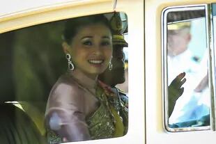 El saludo de la reina Suthida dentro del auto real al pasar frente a las personas que fueron a la coronación