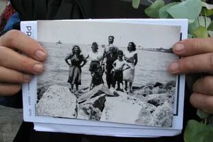 Juan Carlos Linero muestra una foto de su familia en los 50 en Puerto Piojo