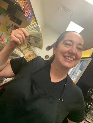 A tres mujeres se les alegró el día cuando un cliente les dejó 100 dólares de propina