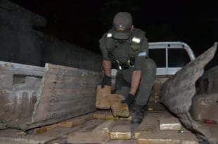 Secuestro de 175 kilos de cocaína en el doble fondo de una camioneta en Santiago del Estero