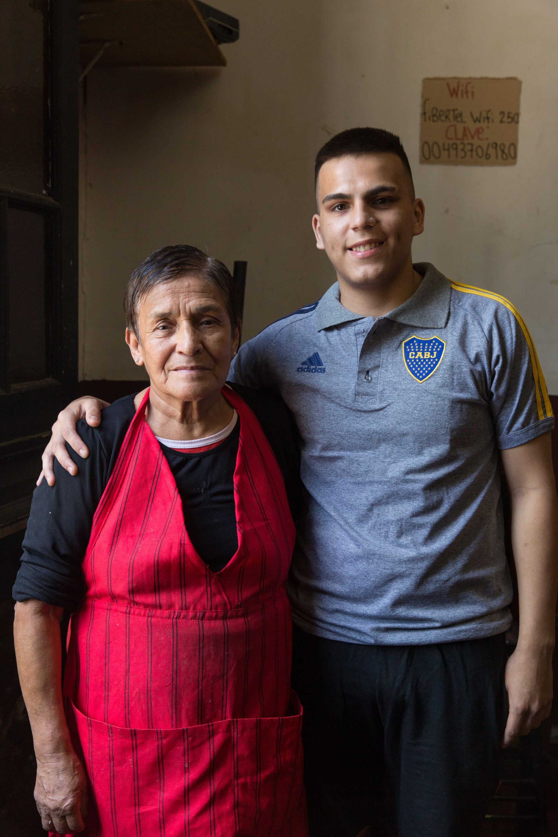 La mismísima tía Meche con su hijo, Rubén Mermabel.