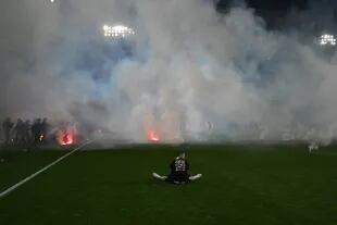Auxerre bat Saint-Étienne.  Les fans de ce dernier ont envahi le terrain et attaqué les joueurs adverses et se sont affrontés avec la police.