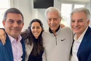 La foto sonriente de Vargas Llosa y sus hijos, a la salida de la internación; el Nobel viene a la Argentina