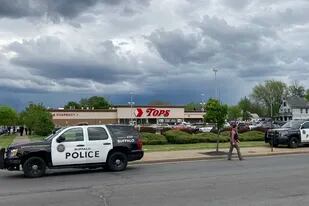La policía de Buffalo Police, en el lugar del tiroeo en el Tops Friendly Market. (AP Photo/Carolyn Thompson)