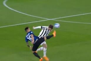 El momento en que Lautaro Martínez busca la pelota pero impacta en la cabeza de Manuel Locatelli