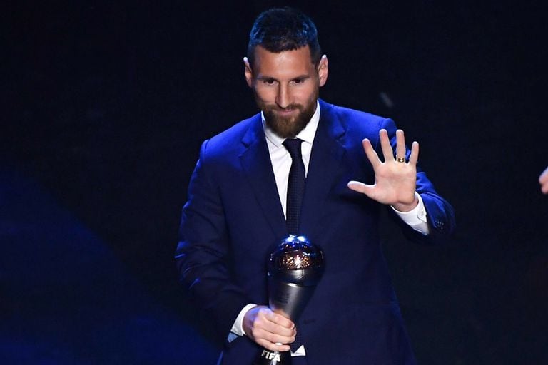Lionel Messi con el único trofeo The Best que ganó en su carrera: fue en 2019; ahora, frente al polaco Robert Lewandowski y el egipcio Mohamed Salah, aspira a conseguir el segundo