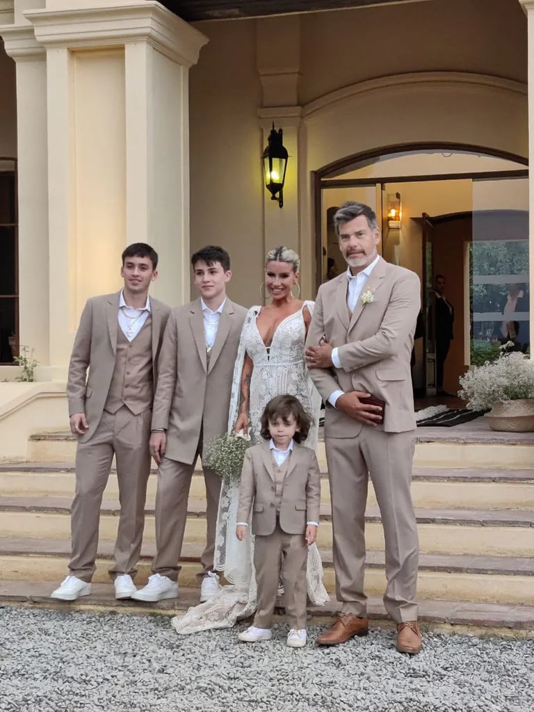 Los novios junto a Felipe, el hijo de ambos, y los dos hijos mayores de la actriz, Tomás y Juan Otero