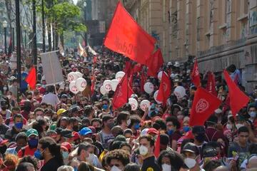 La gente participa en una manifestación contra el presidente brasileño Jair Bolsonaro en San Pablo
