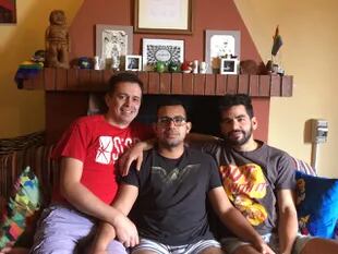 Simón, Adolfo y Sergio, en la casa que comparten en Asunción, Paraguay