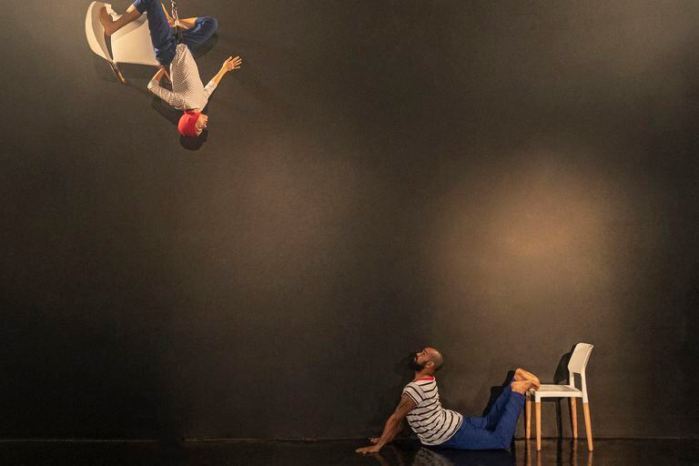 "T para T", la nueva obra de Brenda Angiel, referente de la danza aérea