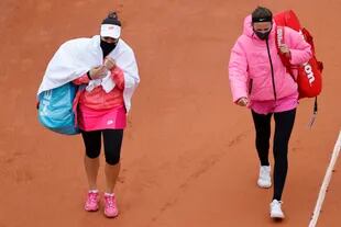 Victoria Azarenka y Kovincic se retiran de la cancha tras la interrupción por la lluvia y el frío en Roland Garros