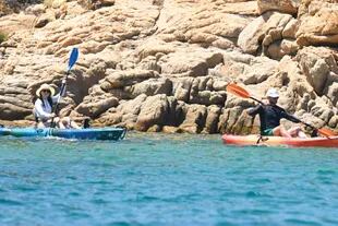 Jessica y Justin aprovechan sus días en Capri para andar en kayaks. 
