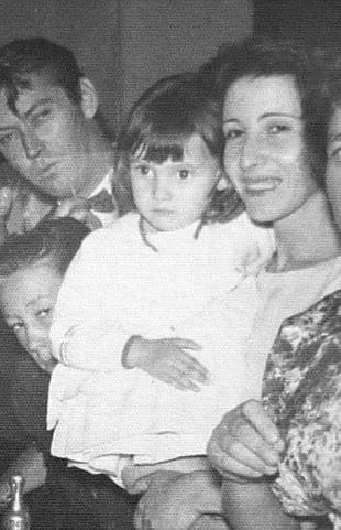 Romina Gay en brazos de su mamá; detrás, su papá: "Tambul, el salvaje blanco"